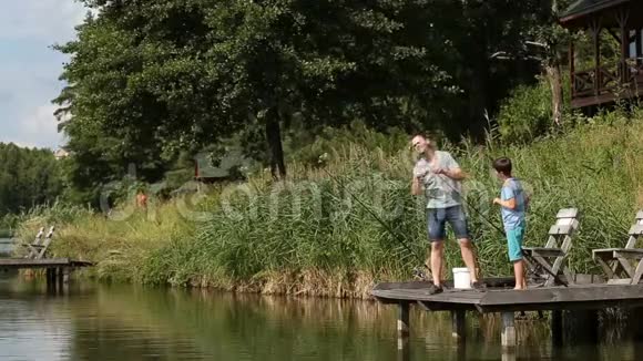 渔夫正准备在湖边钓鱼视频的预览图