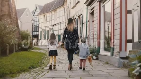 女人和男孩女孩一起走牵着手妈妈两个小孩半壁江山的德国哈廷根4K视频的预览图
