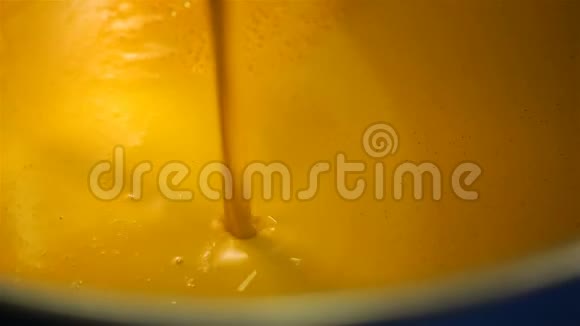 黄色油漆倒入缸内视频的预览图