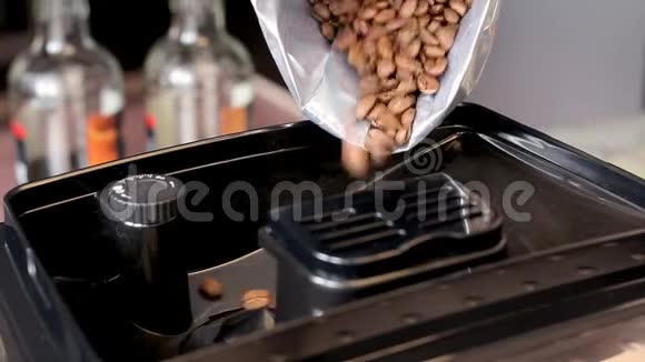 一杯咖啡的制作过程视频的预览图
