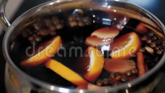 一个有水果和香料的酒壶视频的预览图
