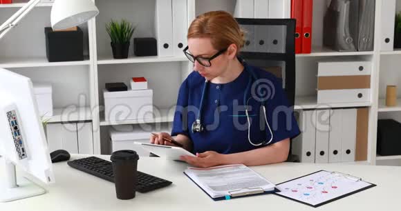 医生坐在工作场所做药片视频的预览图
