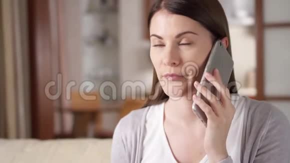 家里的女人在手机上聊天年轻有压力的女性专业人士愤怒地争论智能手机视频的预览图