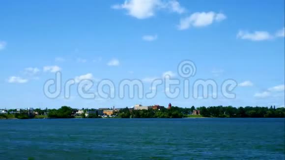 Bemidji湖和Bemidji小镇上空的云层消失视频的预览图