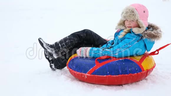 快乐的童年那个女孩正在公园的雪地里休息视频的预览图