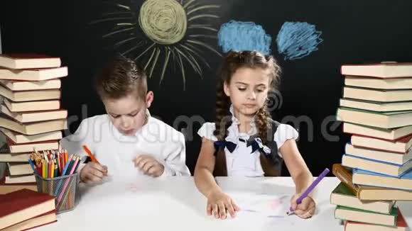 现代学校观念男孩和女孩坐在一张桌子上拿着一堆书还有后面的黑板孩子们在上课视频的预览图