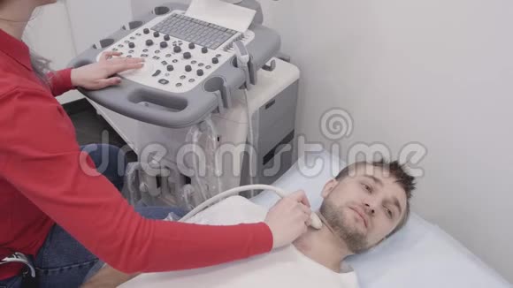 在甲状腺超声诊断过程中躺着的人视频的预览图