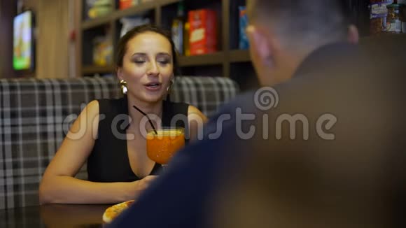 女人喝鸡尾酒和男人说话视频的预览图