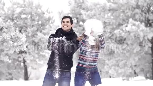 慢动作快乐情侣玩雪冬天的森林视频的预览图