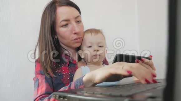 多任务自由职业和母性概念在家工作的母亲小男孩和笔记本电脑家庭母亲视频的预览图