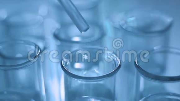 在实验室用液体蓝水滴关闭移液管视频的预览图