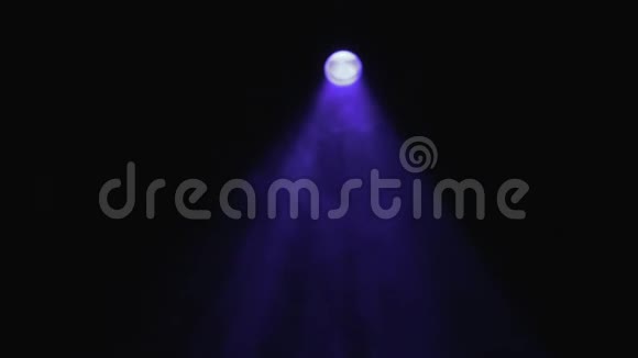 舞台灯光蓝色明亮的舞台灯光闪烁库存带有烟雾的抽象蓝斑灯视频的预览图