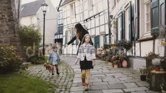 小女孩走到镜头前放松而微笑欧洲母亲和两个孩子在一起半木屋德国4K视频的预览图