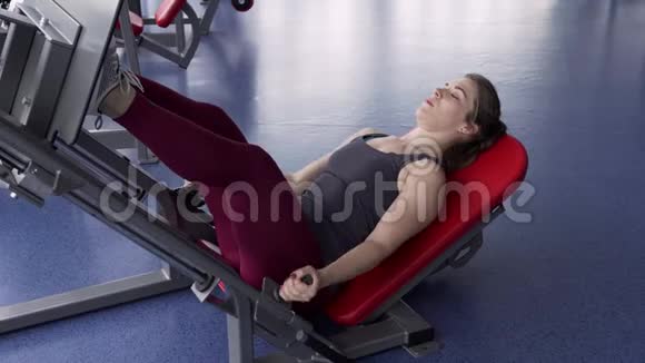 适合年轻女子训练模拟机器的腿部肌肉视频的预览图