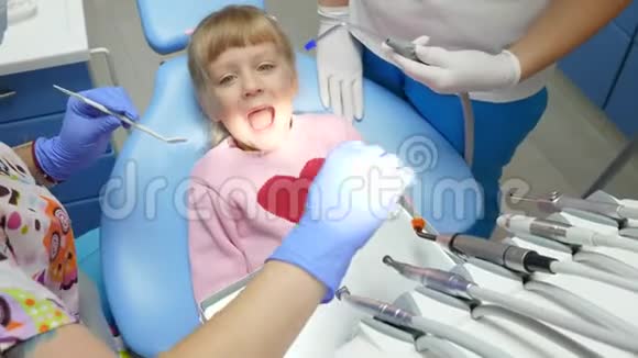 在医院里带着器械的口腔科医生正在为病人开放说话视频的预览图