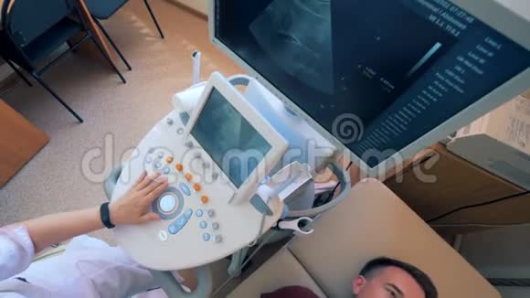 医生对男性病人进行的超声检查视频的预览图