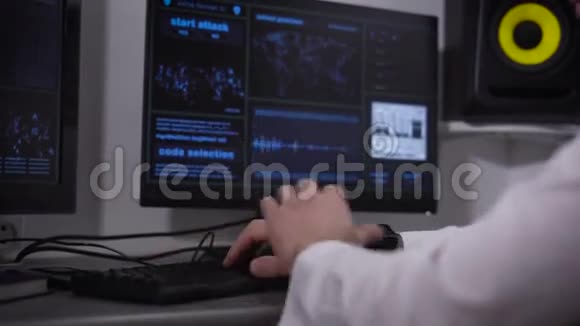 程序员在计算机类中输入信息一个穿着浅色衬衫的人用某种方法试着视频的预览图