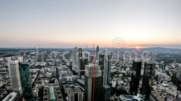 在炎热的夏季日落时法兰克福主天线和摩天大楼建筑工地的空中时间间隔视频的预览图