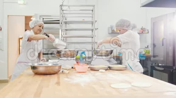 面包店的雇员们视频的预览图
