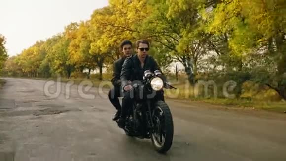 追踪一个戴墨镜的帅哥骑着摩托车和他的女朋友一起骑着摩托车视频的预览图