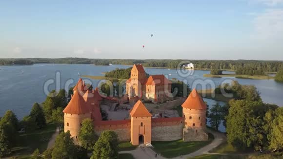 特拉凯的鸟瞰图热气球飞过立陶宛美丽的湖泊和岛屿附近的特拉凯城堡视频的预览图