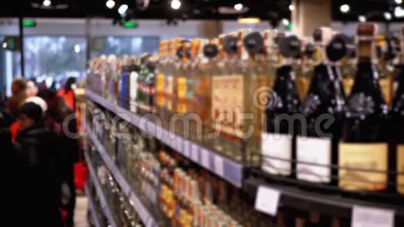 超市卖酒商店橱窗内瓶装酒的架子和架子视频的预览图