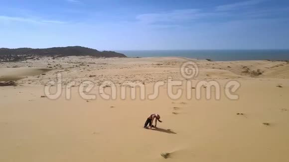 从海洋到山地女孩在沙滩上的运动视频的预览图