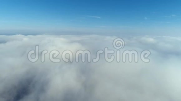 空中飞过蓬松的云彩和蓝天视频的预览图