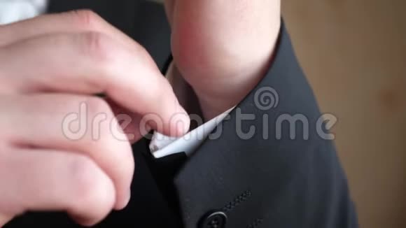 穿着蓝色领带和黑色夹克的人穿着白色衬衫的直袖特写视频的预览图