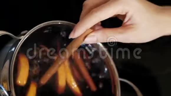 女人在高角度的锅里混合着覆盖的葡萄酒视频的预览图