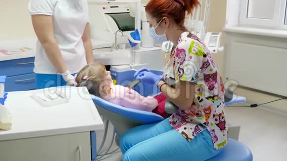 专业口腔医生用手里的工具治愈了小女孩生病的牙齿她做出了积极的姿态视频的预览图