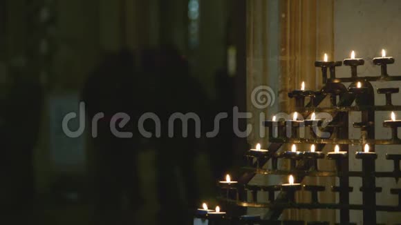 教堂祈祷蜡烛持有人视频的预览图