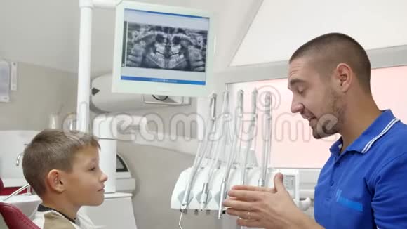 性格开朗的儿科医生建议小男孩了解现代设备的背景和医院里的监视器视频的预览图