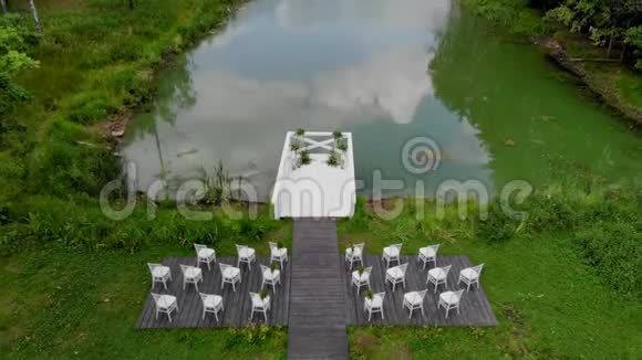 湖边的婚礼装饰靠近湖边的婚礼区没有人鸟瞰图4公里视频的预览图