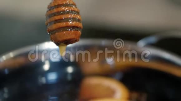 一颗蜂蜜正滴在锅里上面盛满了酒视频的预览图