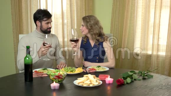 男人和女人喝葡萄酒视频的预览图