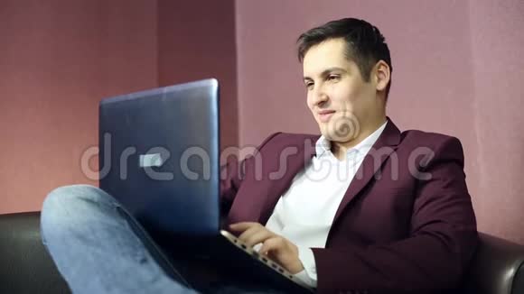 年轻成功的商人手里拿着一台笔记本电脑视频的预览图