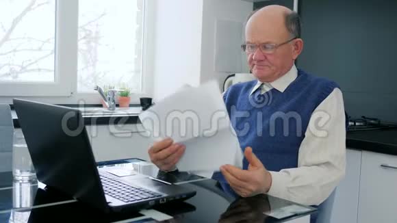 退休人员在互联网上工作年长的商人坐在电脑前房间里有报告视频的预览图