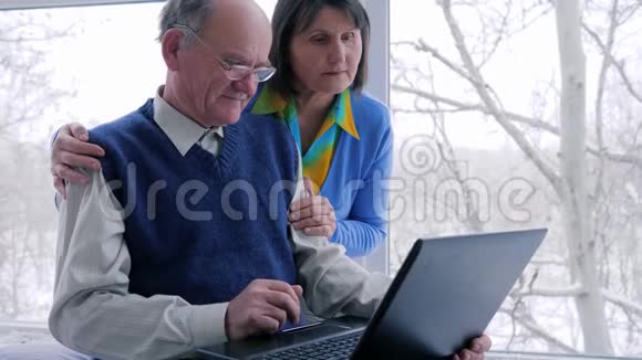 家庭氛围老年人在室内上网工作视频的预览图