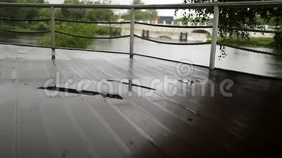 城市里下雨的夏天天气视频的预览图