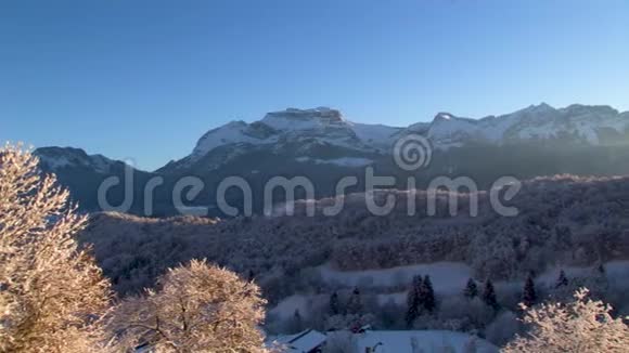 日落冬季山村景观冬雪村视频的预览图
