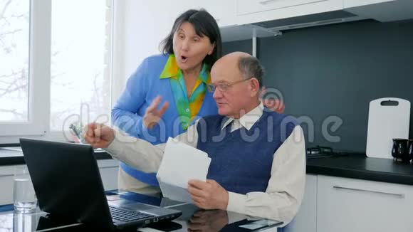网上购物成功的商业交易养老夫妇带着塑料卡和笔记本电脑祝你好运视频的预览图