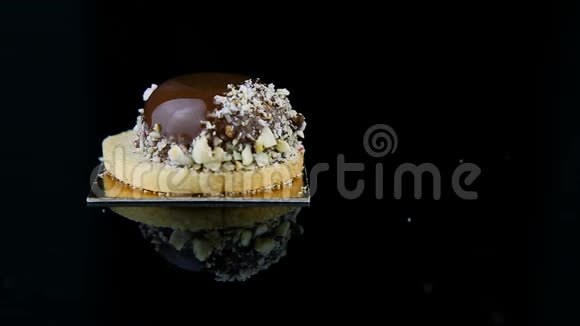 甜点手把法式迷你摩丝糕点甜点和巧克力釉视频的预览图