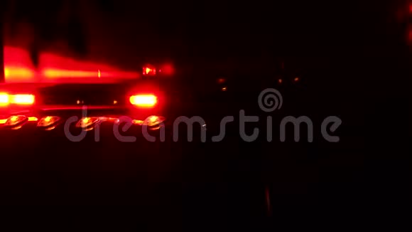 救护车开着闪烁的红灯视频的预览图
