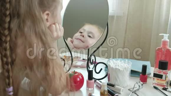 红发小女孩照镜子微笑化妆脸时尚时尚时尚化妆品视频的预览图