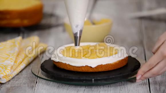 糕点厨师在厨房装饰蛋糕用菠萝馅做蛋糕视频的预览图