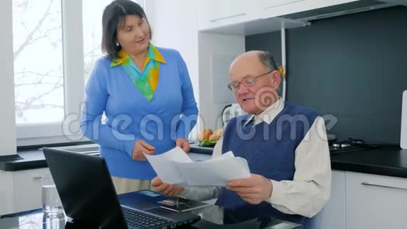 养老金领取者成功购买老年夫妇带着信用卡看着笔记本电脑高兴不已视频的预览图