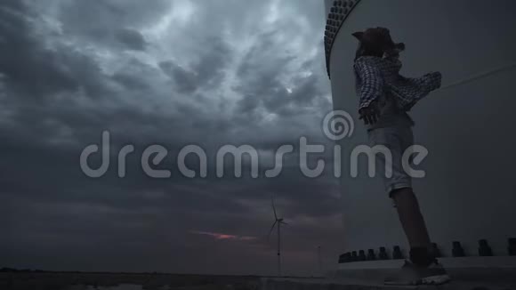 风力涡轮机旁边的一个年轻人生产生态能源环境污染的概念新视频的预览图