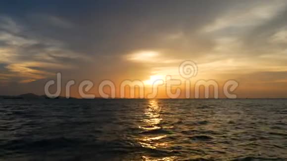 4K热带海滩海面上美丽的日落视频的预览图