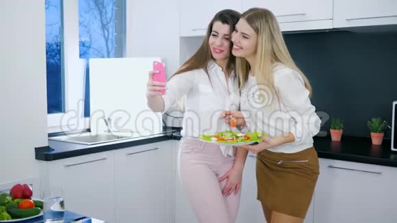 母鸡派对女素食主义者在手机上用沙拉做自拍视频的预览图